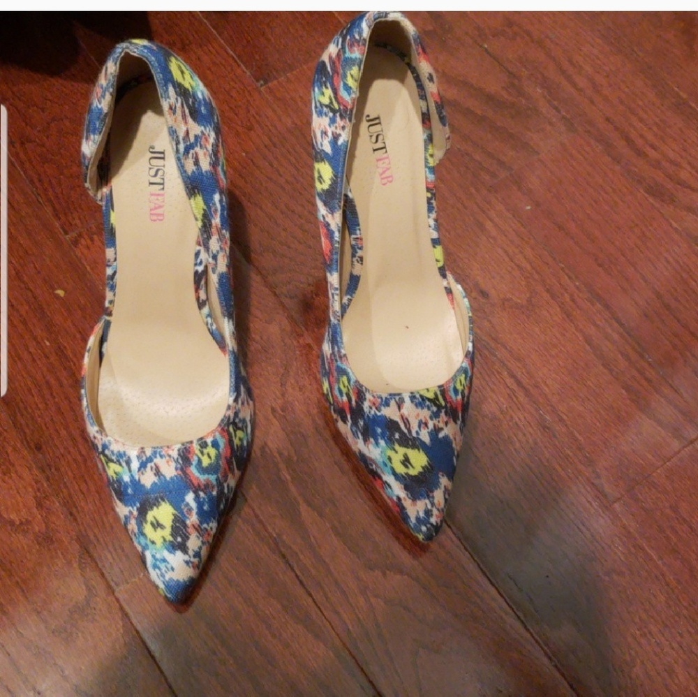 High heeled pumps